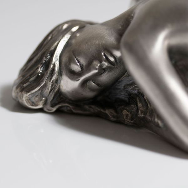 Detail der Silberskulptur Kleine Liegende: schlafendes Frauengesicht aus Feinsilber