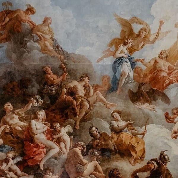 Barockes Deckengemälde mit Götter- und Engelsszenen in einem Museum