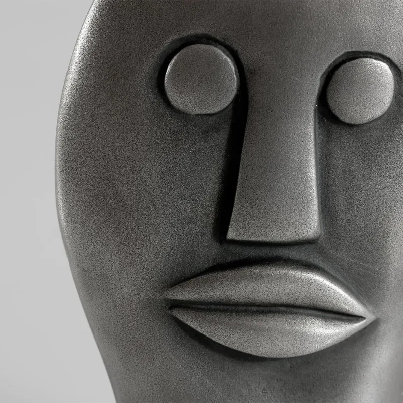 Mogambo Guru Lips, Nahaufnahme des Gesichts mit runden Augen, kantiger Nase und geschwungenen Lippen