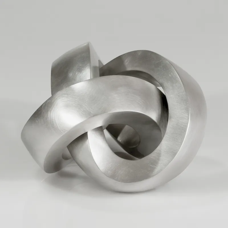Maximilian Verhas Small Ring of Kerry, Ansicht von schräg vorne, gebürstete Knotenform aus Feinsilber