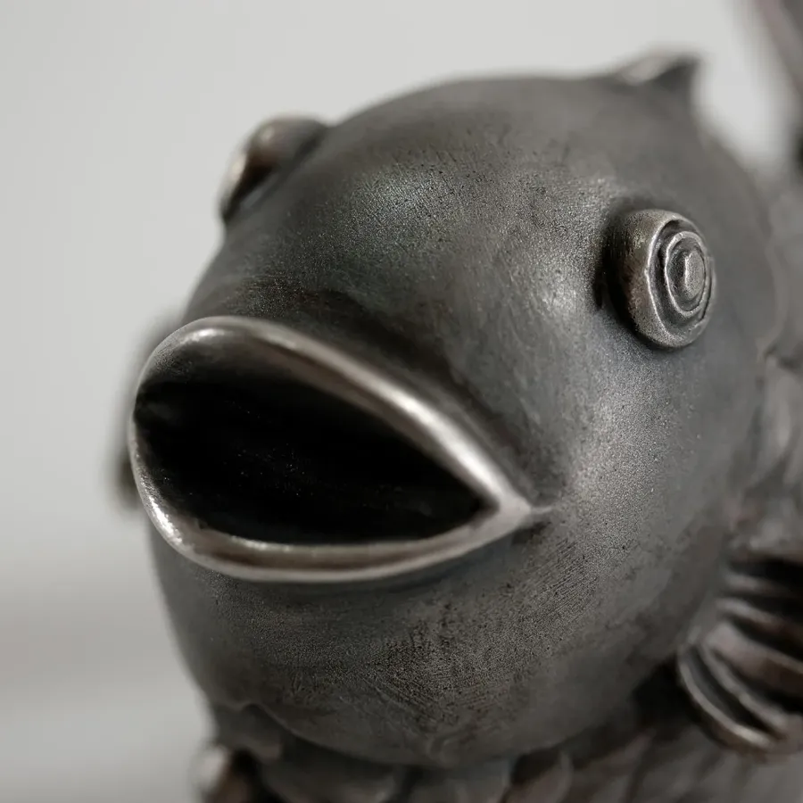 Open Art Glücksfisch, Nahaufnahme des Kopfs mit geöffnetem Maul, runden Augen und silbern glänzenden Lippen