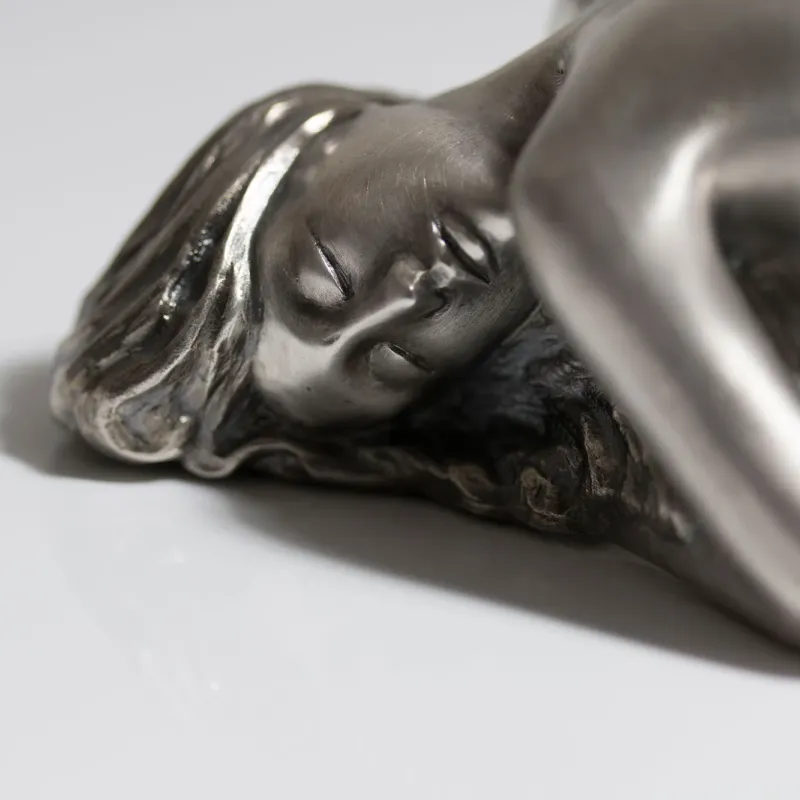 Jana Pfeifer Kleine Liegende, Nahaufnahme von Gesicht und Haarsträhnen der schlafenden Figur