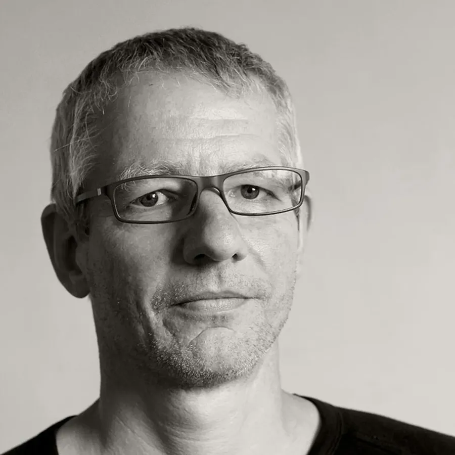 Schwarz-Weiß-Porträt des Bildhauers Matthias Eder mit Brille