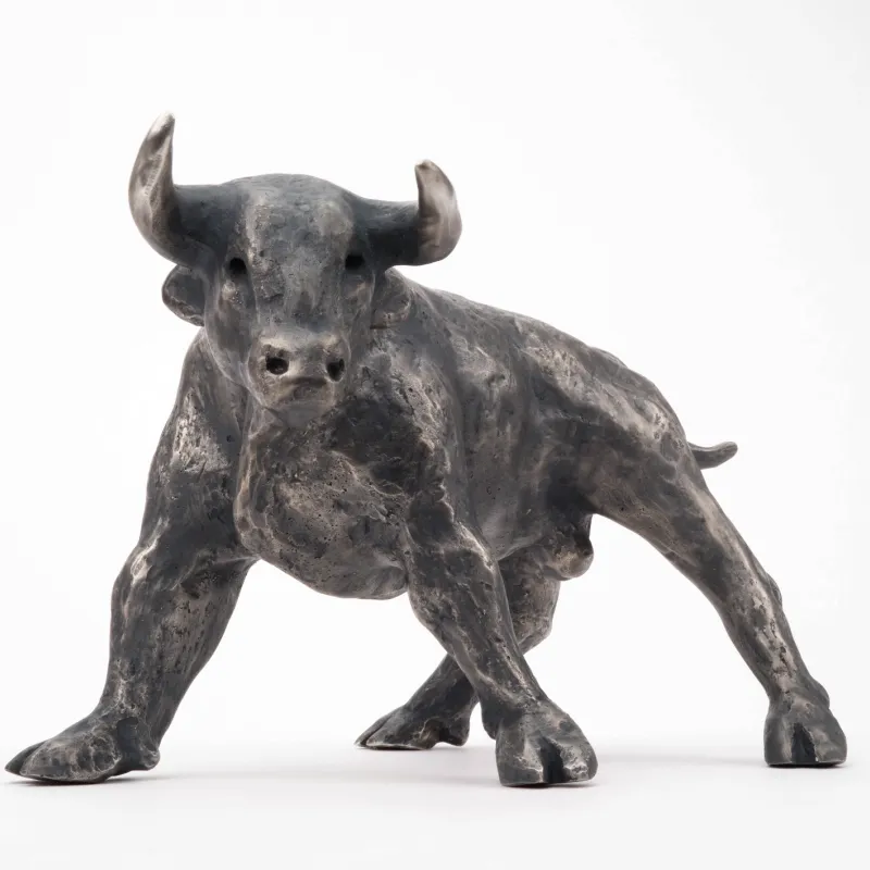 Silberskulptur "Bulle" von Tilmann Krumrey, Frontalansicht mit erhonbenen Hörnern, 5 kg Feinsilber