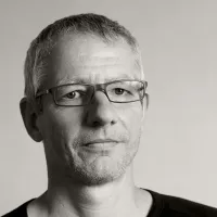 Schwarz-Weiß-Porträt des Bildhauers Matthias Eder mit Brille