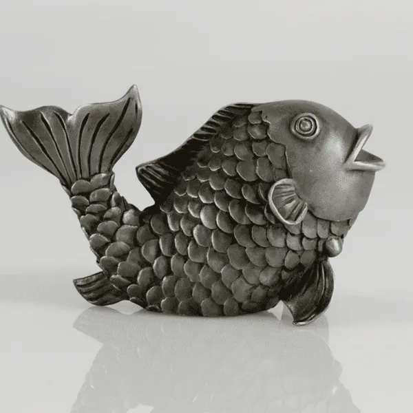 Silberskulptur eines Fisches mit fein ziseliertem Schuppenkleid