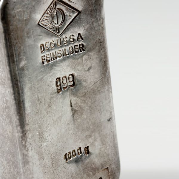 Nahaufnahme eines Degussa Feinsilber-Barrens mit Punzen 999 und 1000 Gramm