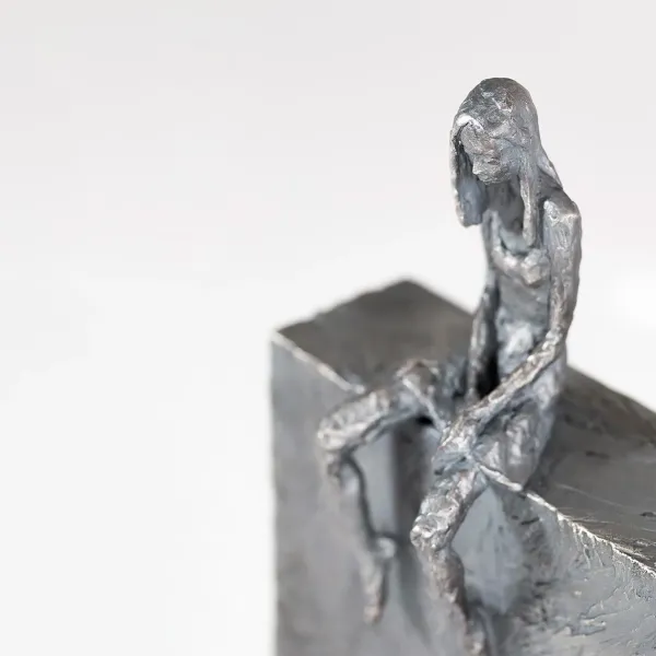 Susanne Kraißer Skate Block Girl, Detailaufnahme des gesenkten Kopfes mit langen Haarsträhnen, Hintergrund unscharf