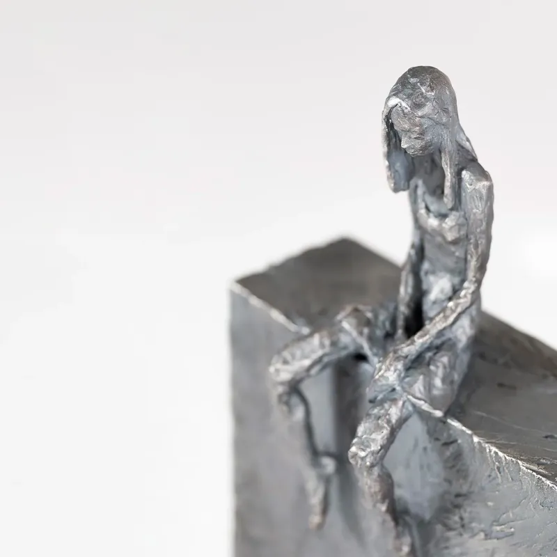 Susanne Kraißer Skate Block Girl, Detailaufnahme des gesenkten Kopfes mit langen Haarsträhnen, Hintergrund unscharf