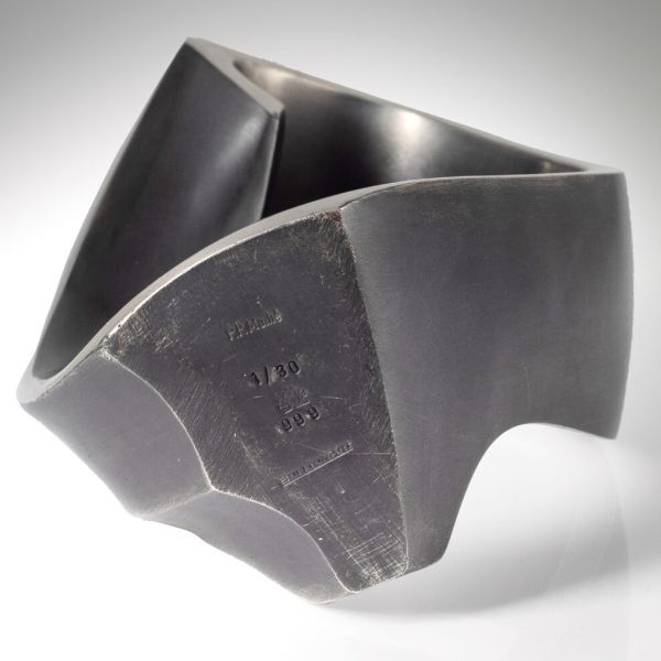 Punzen auf einer BullionArt Silberskulptur: Auflage 1/30 und Feingehalt 999